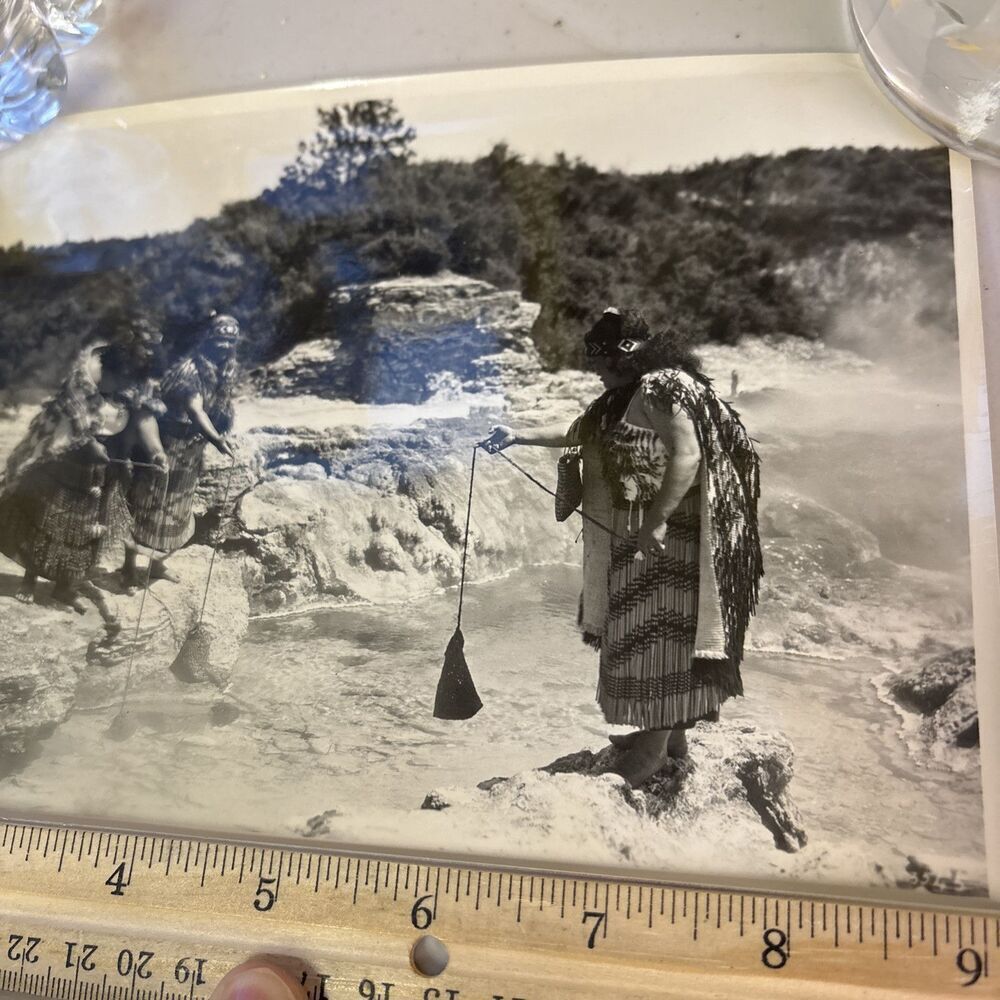 Original Vintage Māori Women Cooking in Hot Pool Rotorua New Zealand Photo Maori - Picture 2 of 4